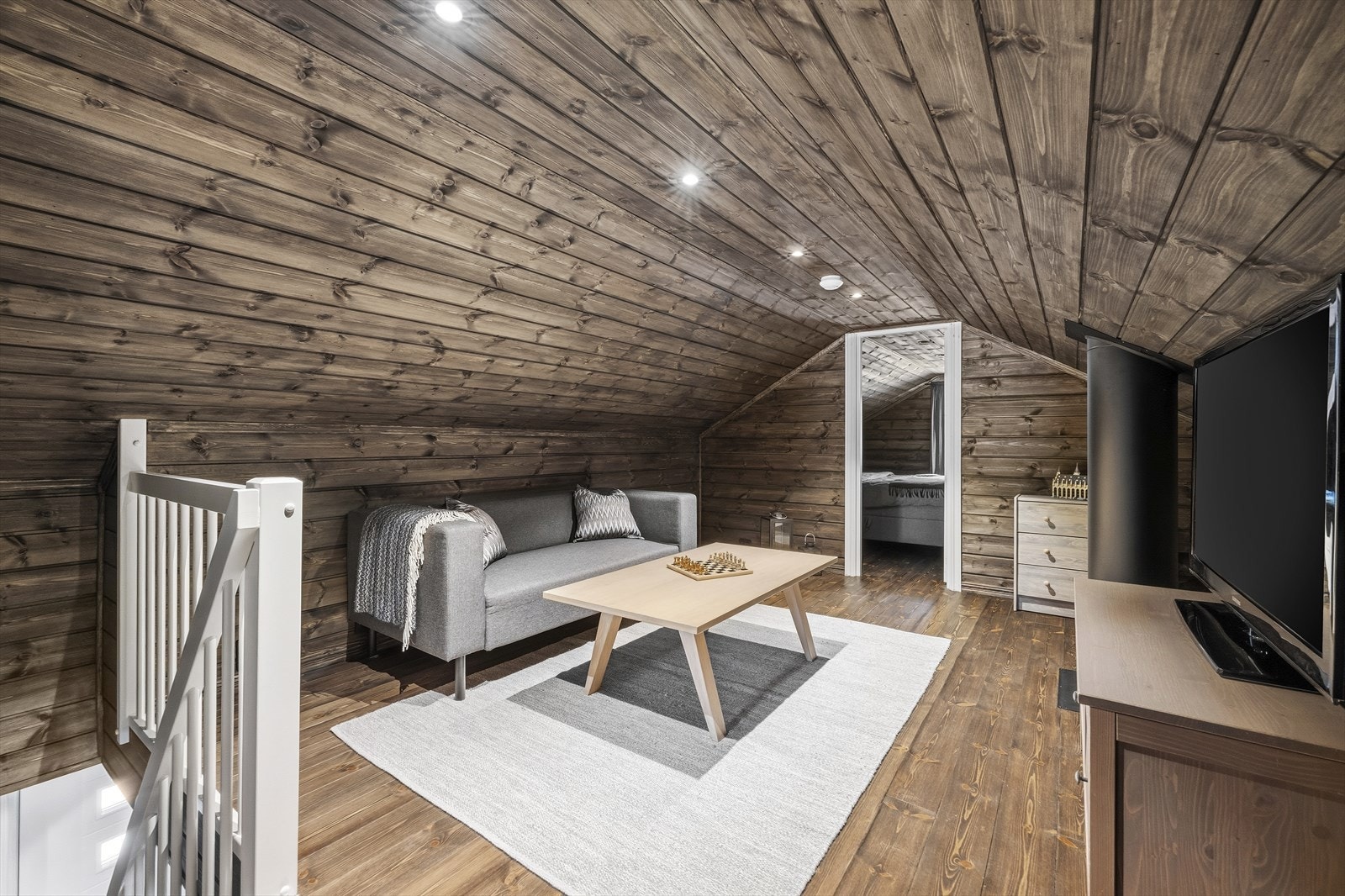 Bygningssakkyndige gjør oppmerksom på at hemsrom har lav takhøyde (1,85m.) Galleribilde