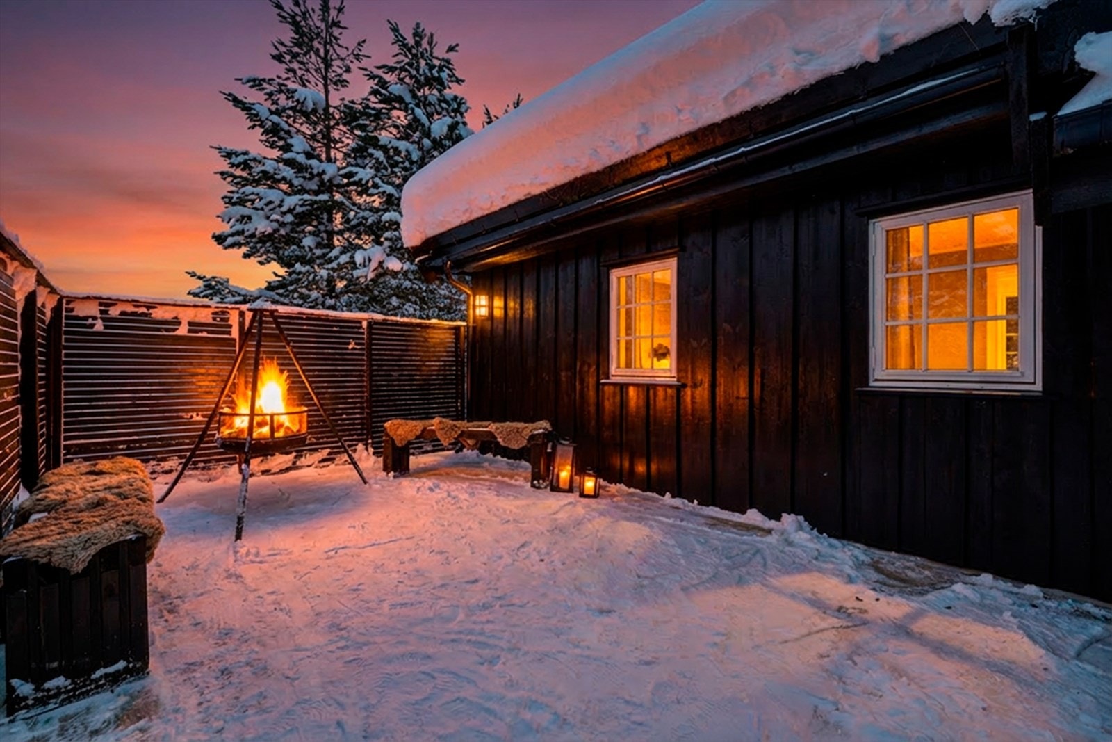 Høyt og fint beliggende på populære Gautefall, ca. 358 moh. med naturen rett på utsiden av hyttedøren. Bildet er redigert, faktiske lysforhold kan variere. Galleribilde