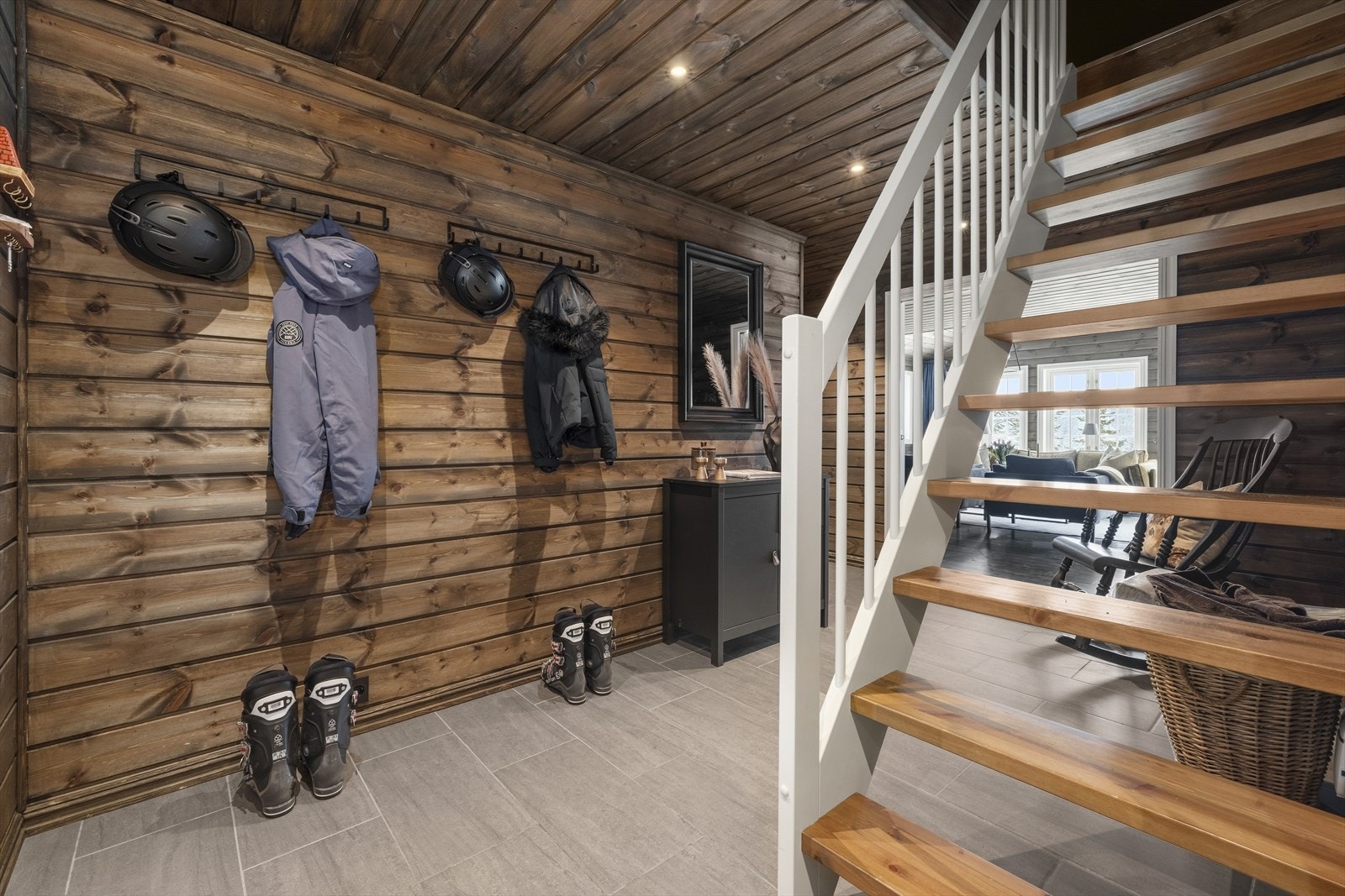 Romslig entré som ønsker velkommen inn! Her er det god plass til å sette fra seg sko og henge fra seg yttertøy. Galleribilde