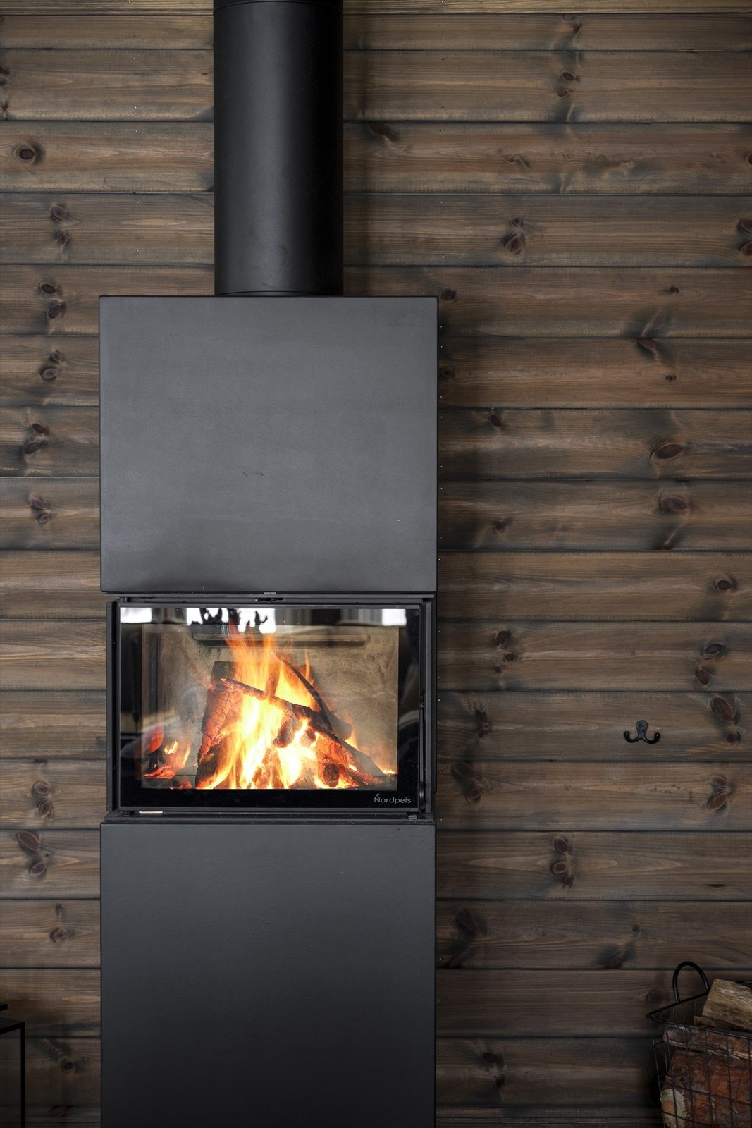 Ovnen har glass i dør noe som gir et koselig innsyn til flammene. Galleribilde