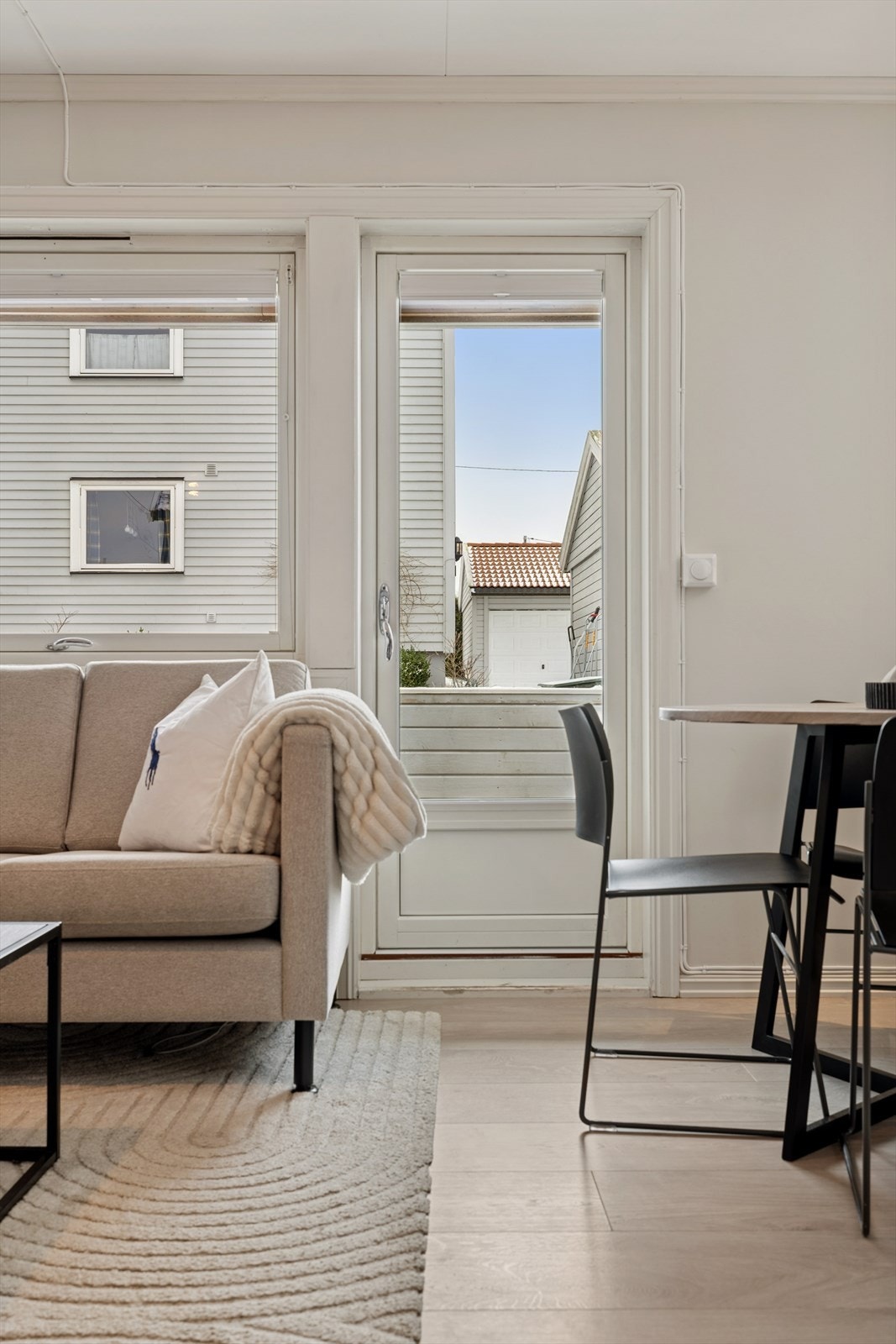 Fra stuen er det utgang til terrasse med gode solforhold. Galleribilde