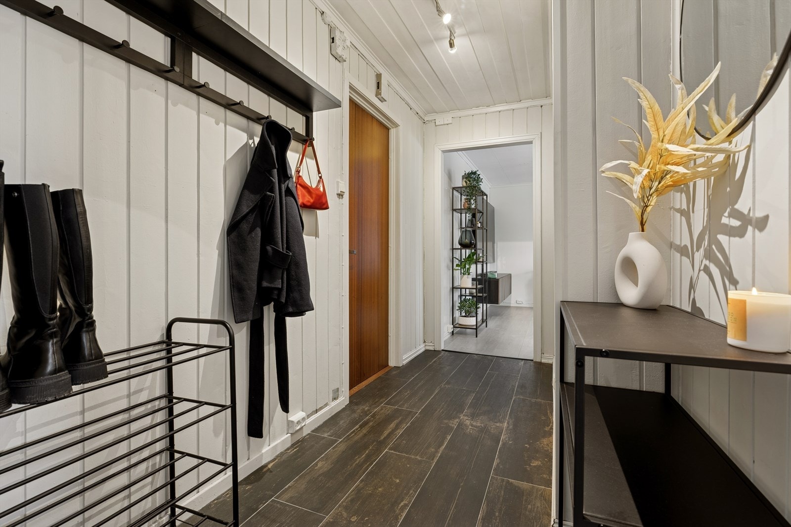 Velkommen inn! Den lyse entréen gir et innbydende førsteinntrykk, og her er det godt med plass til å henge fra seg yttertøy og sette fra seg sko Galleribilde