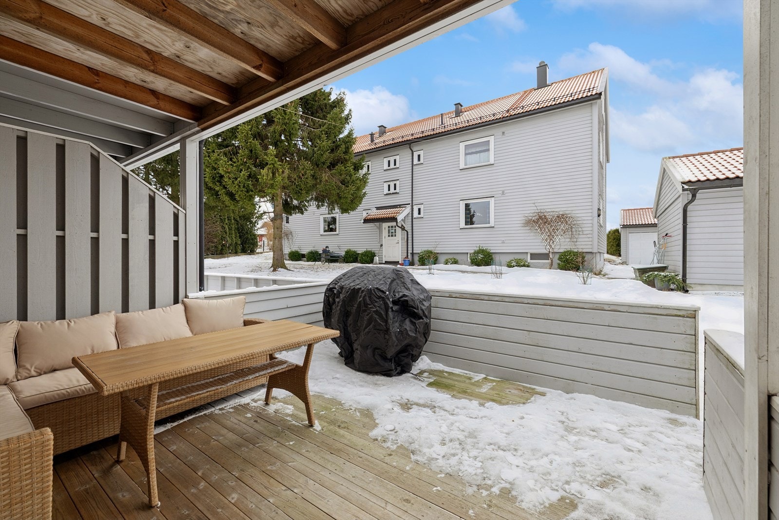 Terrassen er sørvendt, her har du sol store deler av dagen på sommerstid. Galleribilde