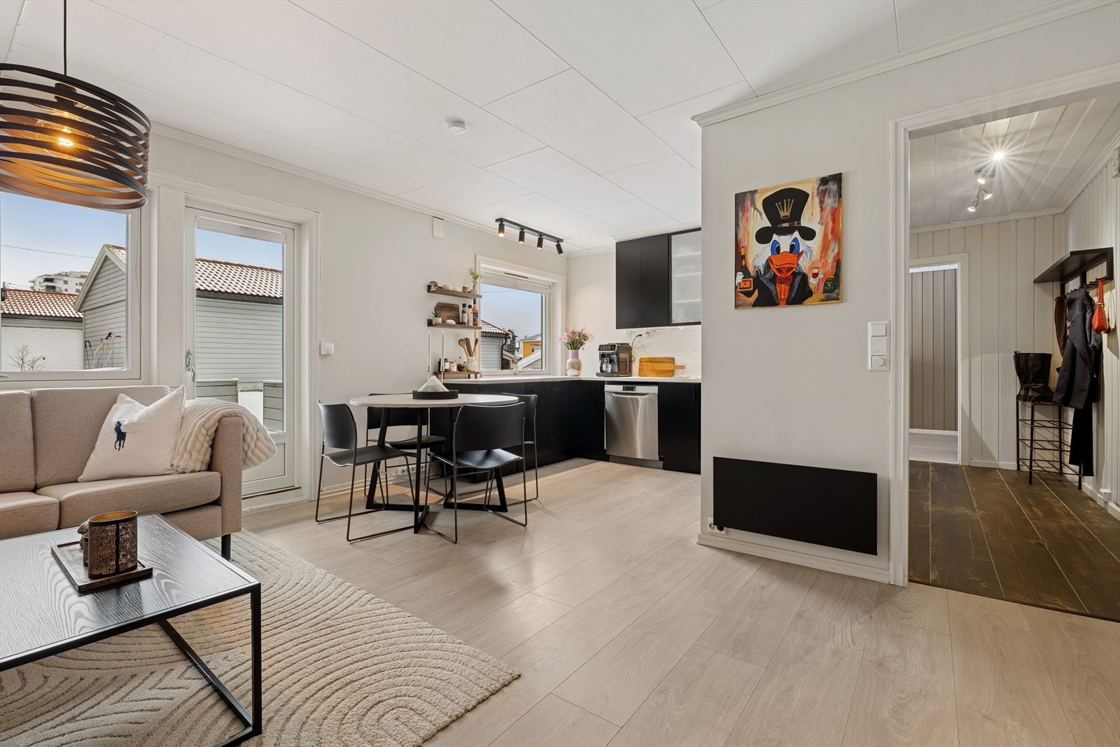 Den åpne løsningen mellom stue og kjøkken utnytter plassen svært godt. Galleribilde