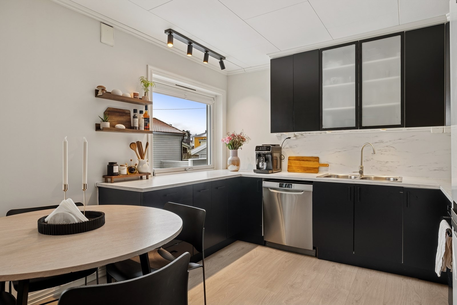 En leilighet med flere gode kvaliteter, lyse oppholdsrom og praktisk planløsning. Galleribilde