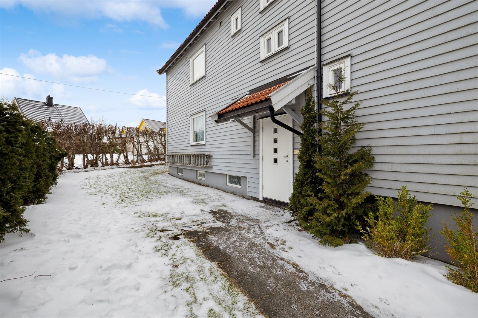 Leiligheten befinner seg i byggets 1.etasje, med enkel og praktisk adkomst. Galleribilde