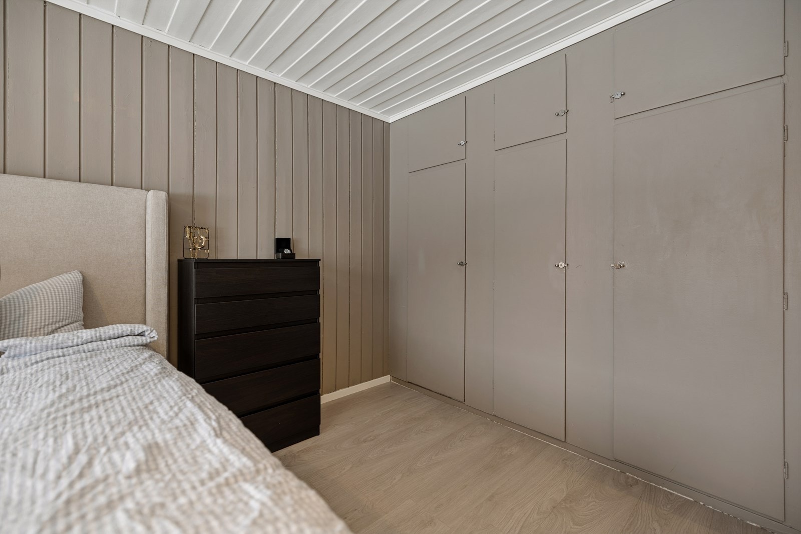 Her finner du også en integrert garderobeløsning som gir effektiv oppbevaring. Galleribilde