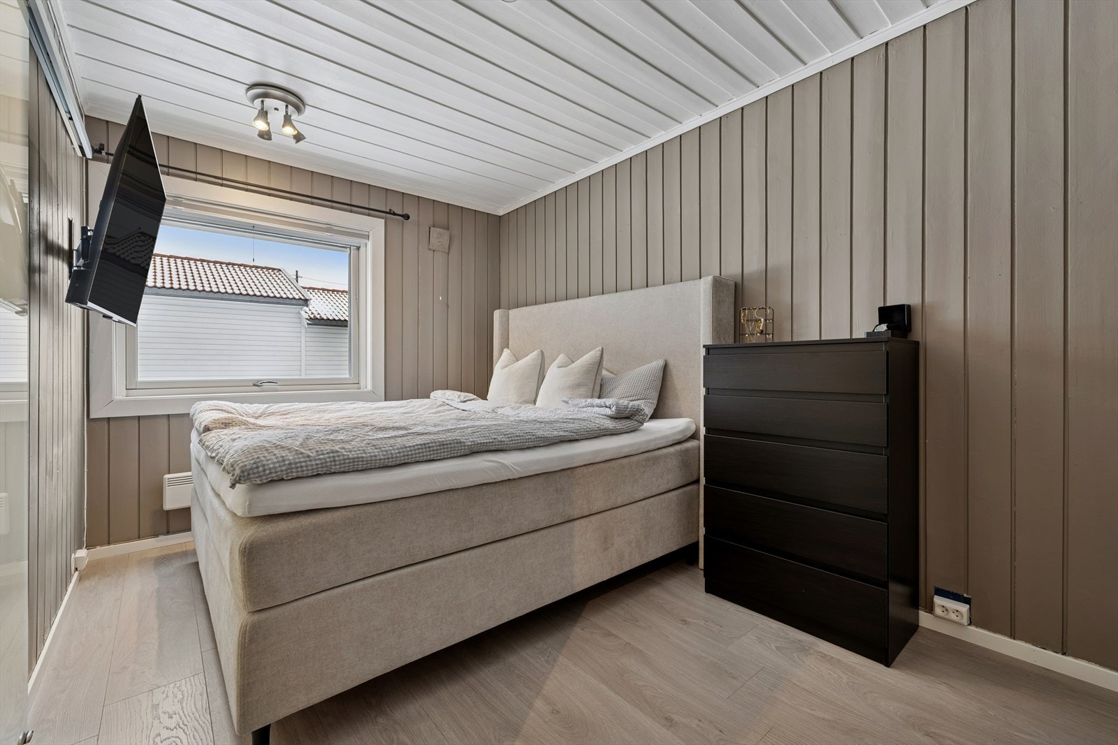 Boligens soverom er romslig med god plass til dobbeltseng. Galleribilde