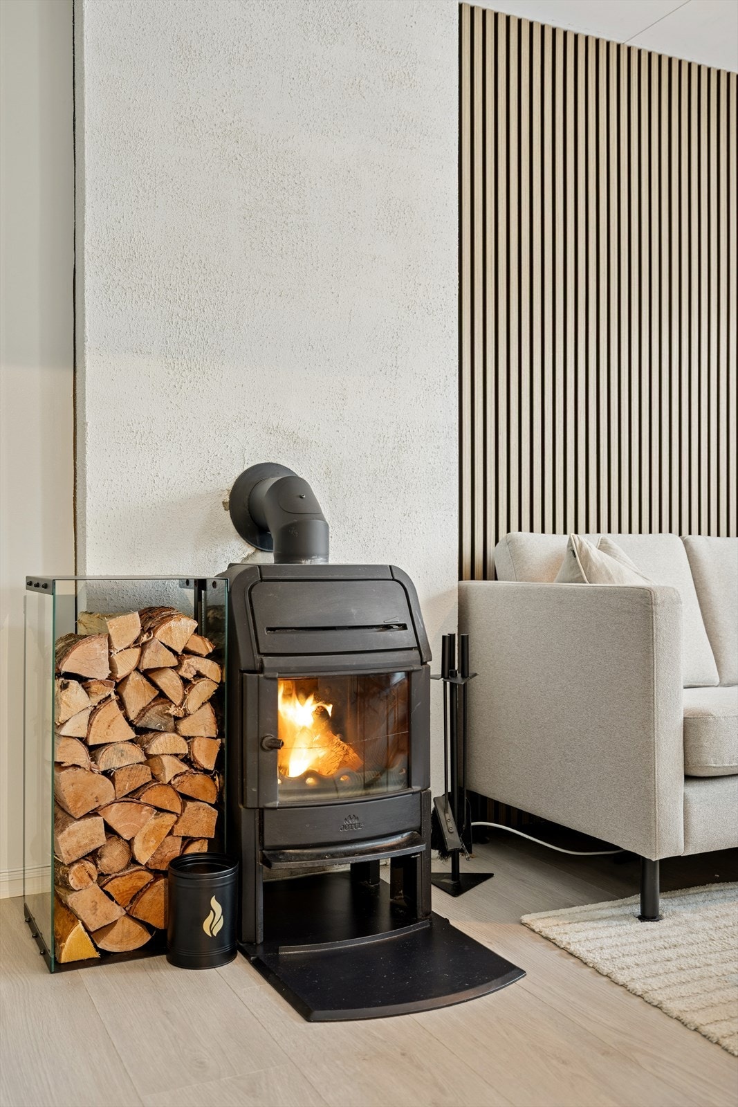 Hyggelig vedovn i stuen gir en behagelig atmosfære. Galleribilde