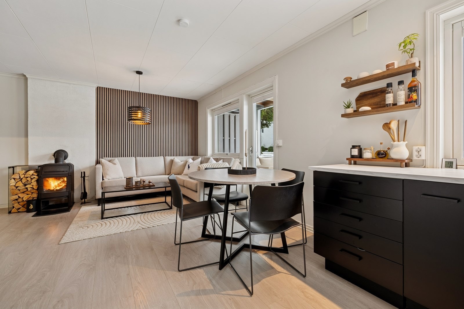 Praktiske, manuelle utvendige screens er installert på vinduene i både stue og kjøkken. Galleribilde