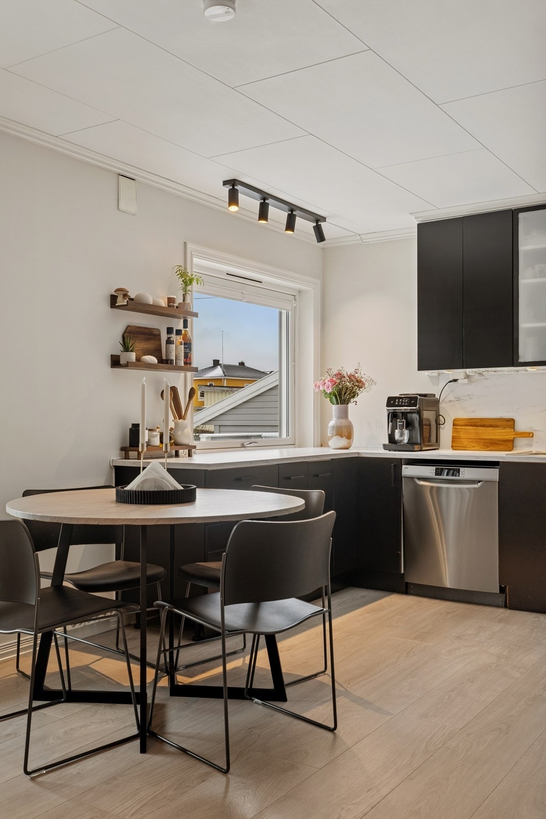 Spisebordet får en naturlig plassering. Det plisségardiner i vindu på kjøkkenet. Galleribilde