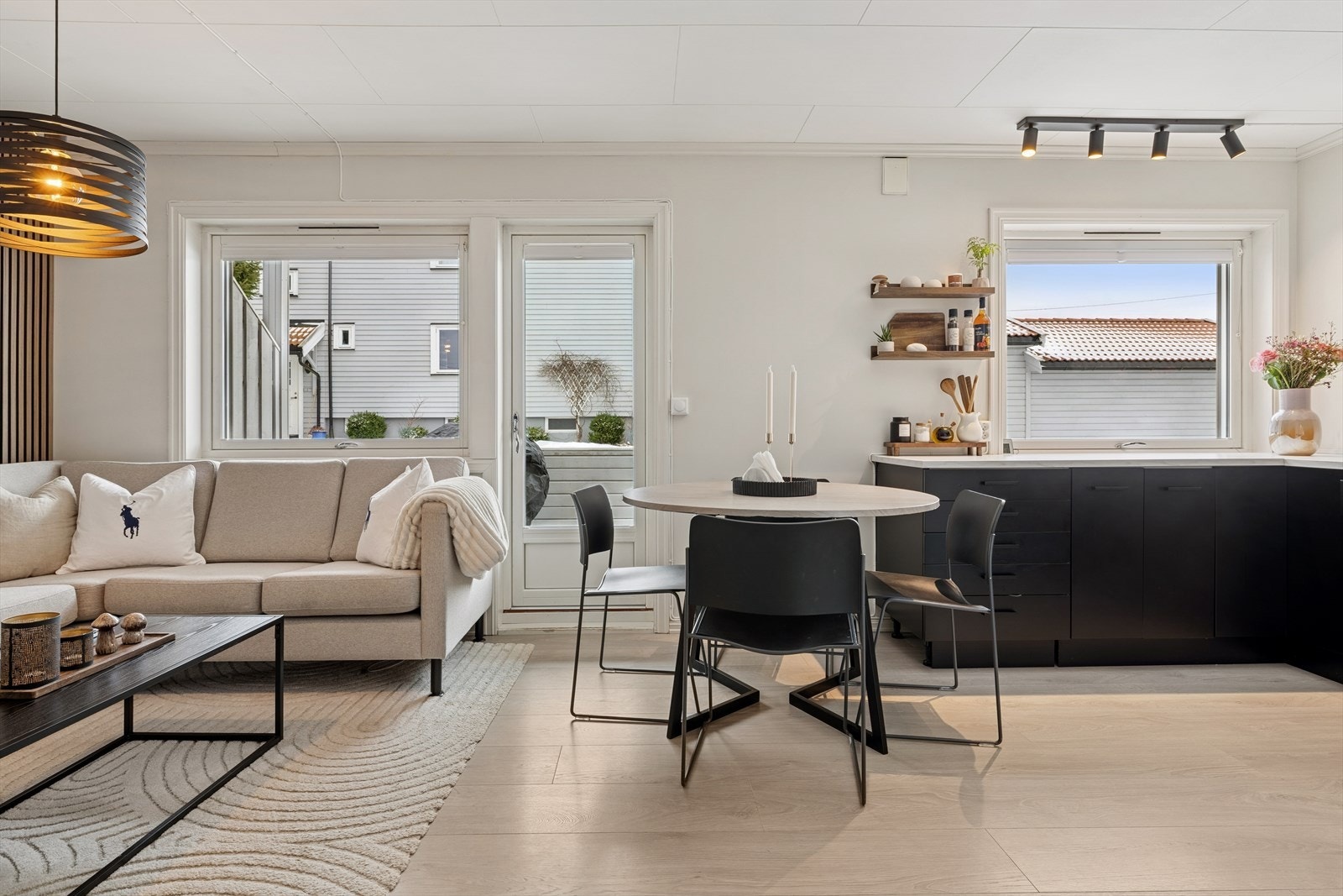 Stuen er lett å møblere, her får du plass til både sofa, spisebord og annet møblement. Galleribilde