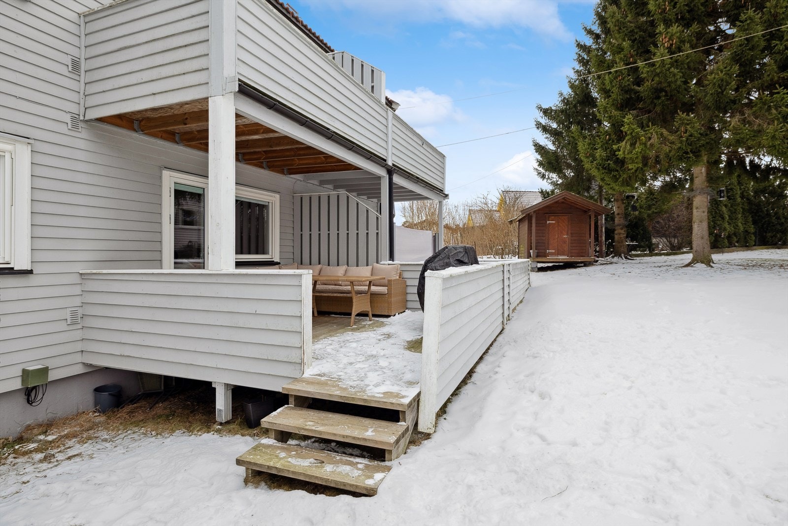 Terrassen er delvis overbygd. Godt med plass til utemøbler. Galleribilde