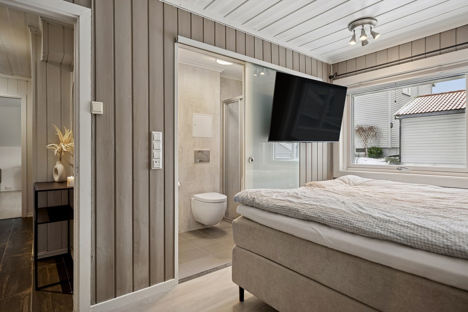 Fra soverommet har du direkte tilgang til et moderne og pent bad fra 2017. Galleribilde