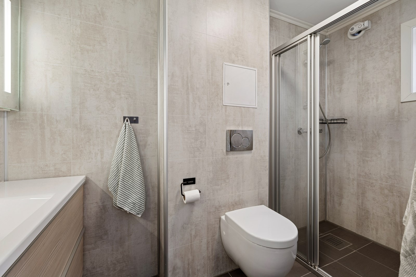 Her finner du flislagte overflater, varmekabler i gulvet og en stilren innredning. Galleribilde