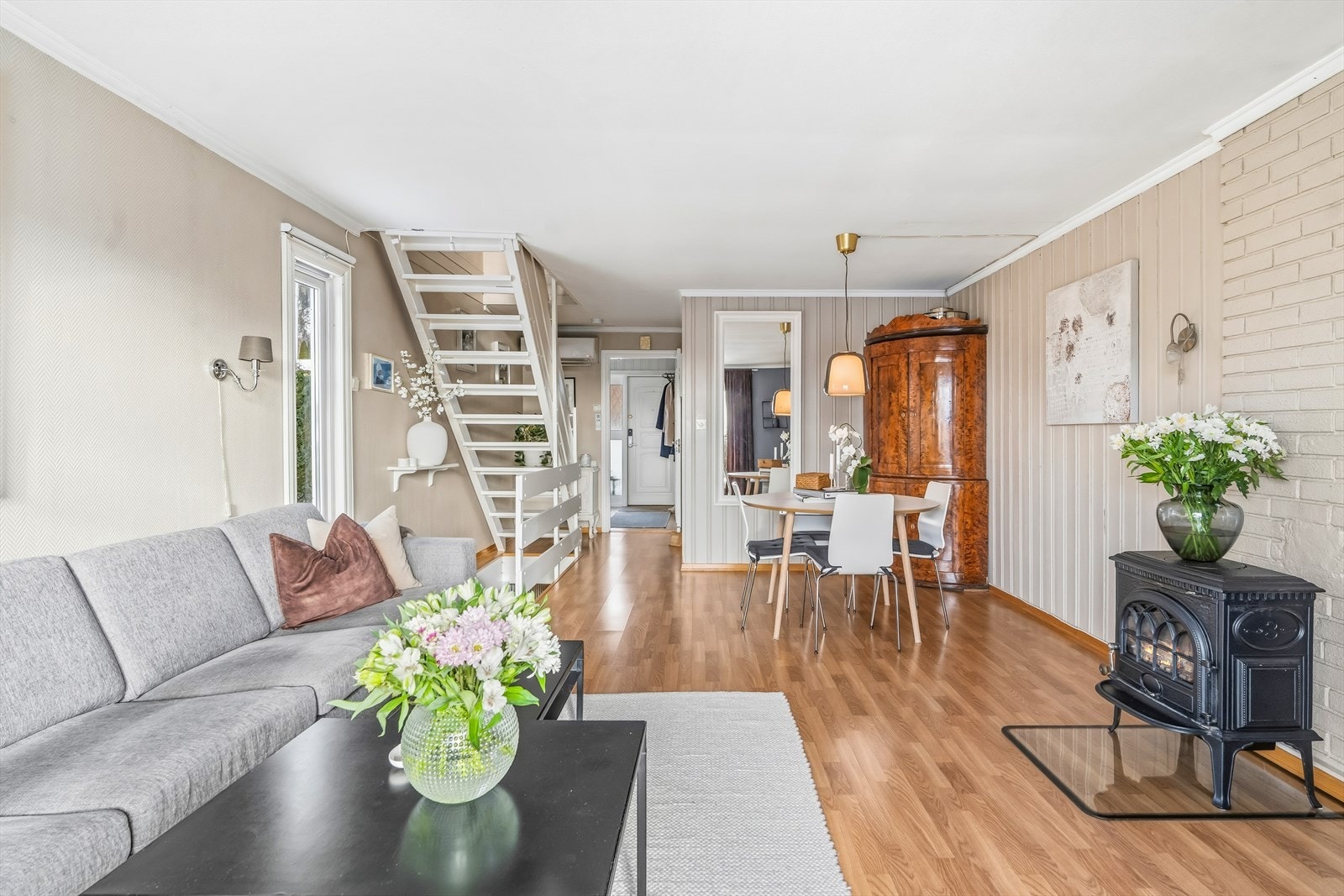 Peisovn og varmepumpe sørger oppvarming. Galleribilde