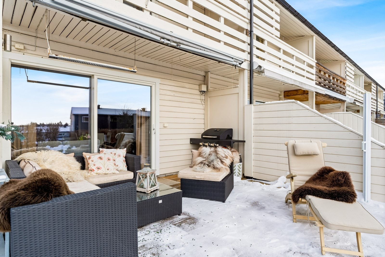 Terrassen ligger skjermet til med hekk og levegg. Galleribilde