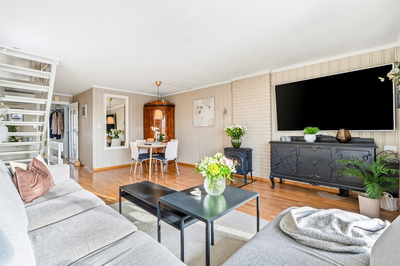 Stuen er sammen med kjøkkenet tildelt store deler av arealet i første etasje. Galleribilde