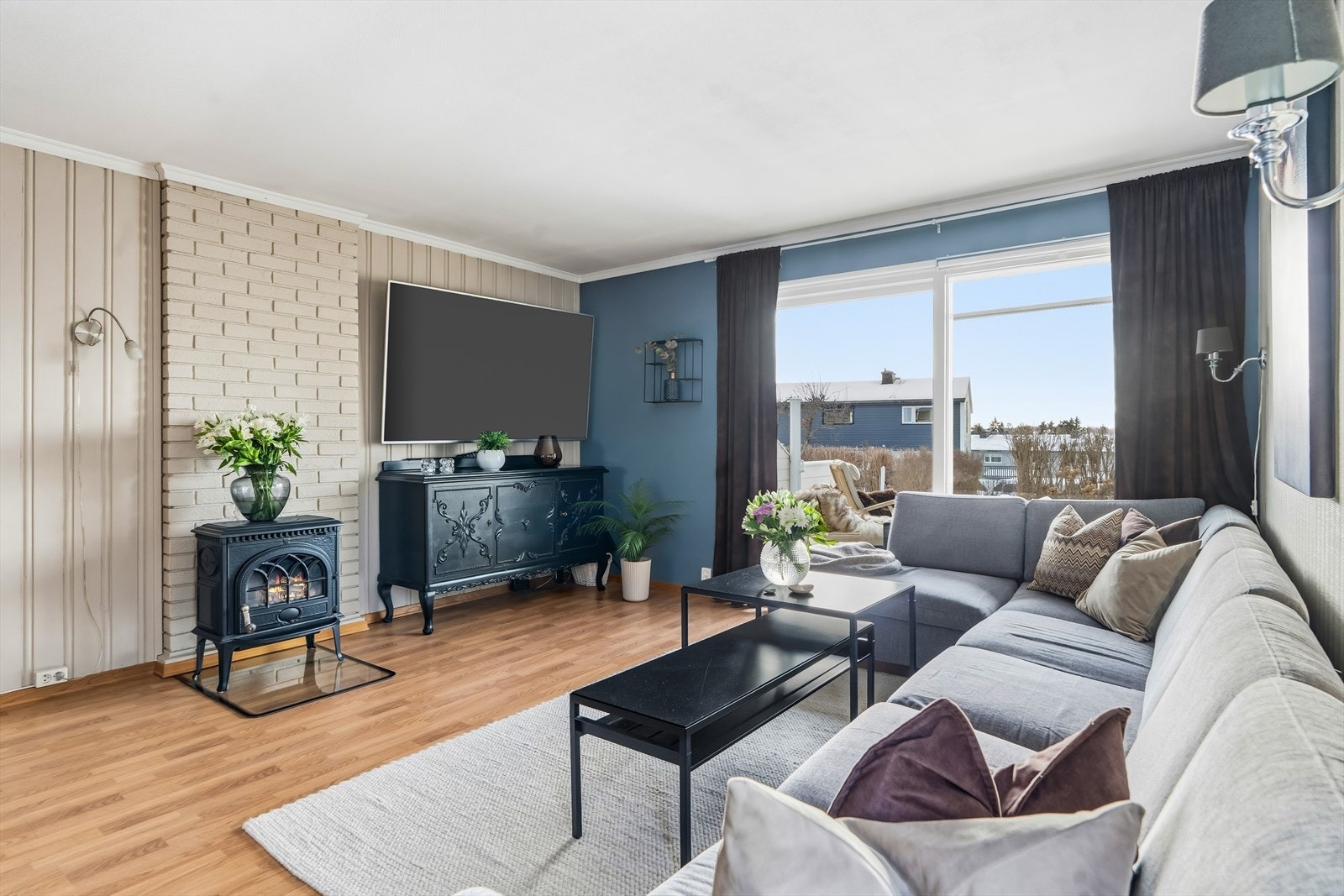 Luftig og innbydende, med rikelig naturlig lys fra store vindusflater. Galleribilde