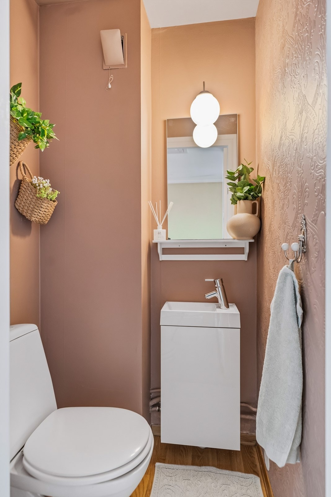 Toalettrom vegg-i-vegg. Galleribilde