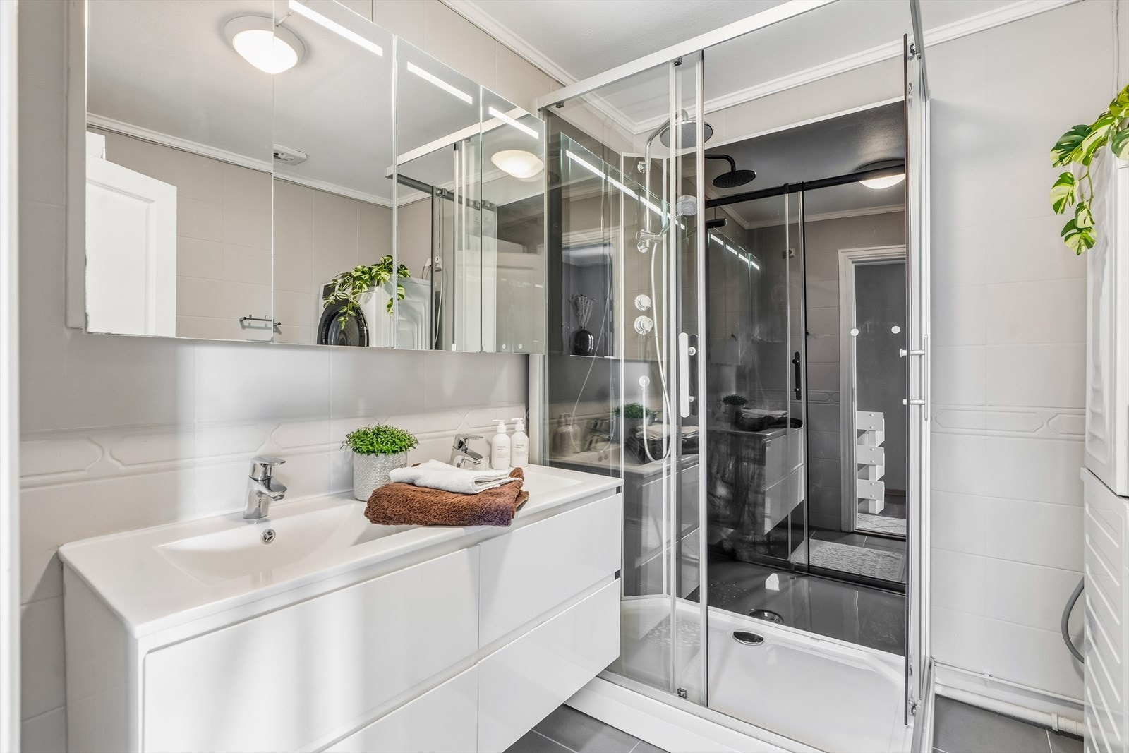 Badet har gulvfliser fra 2017 og gulvvarme. Galleribilde