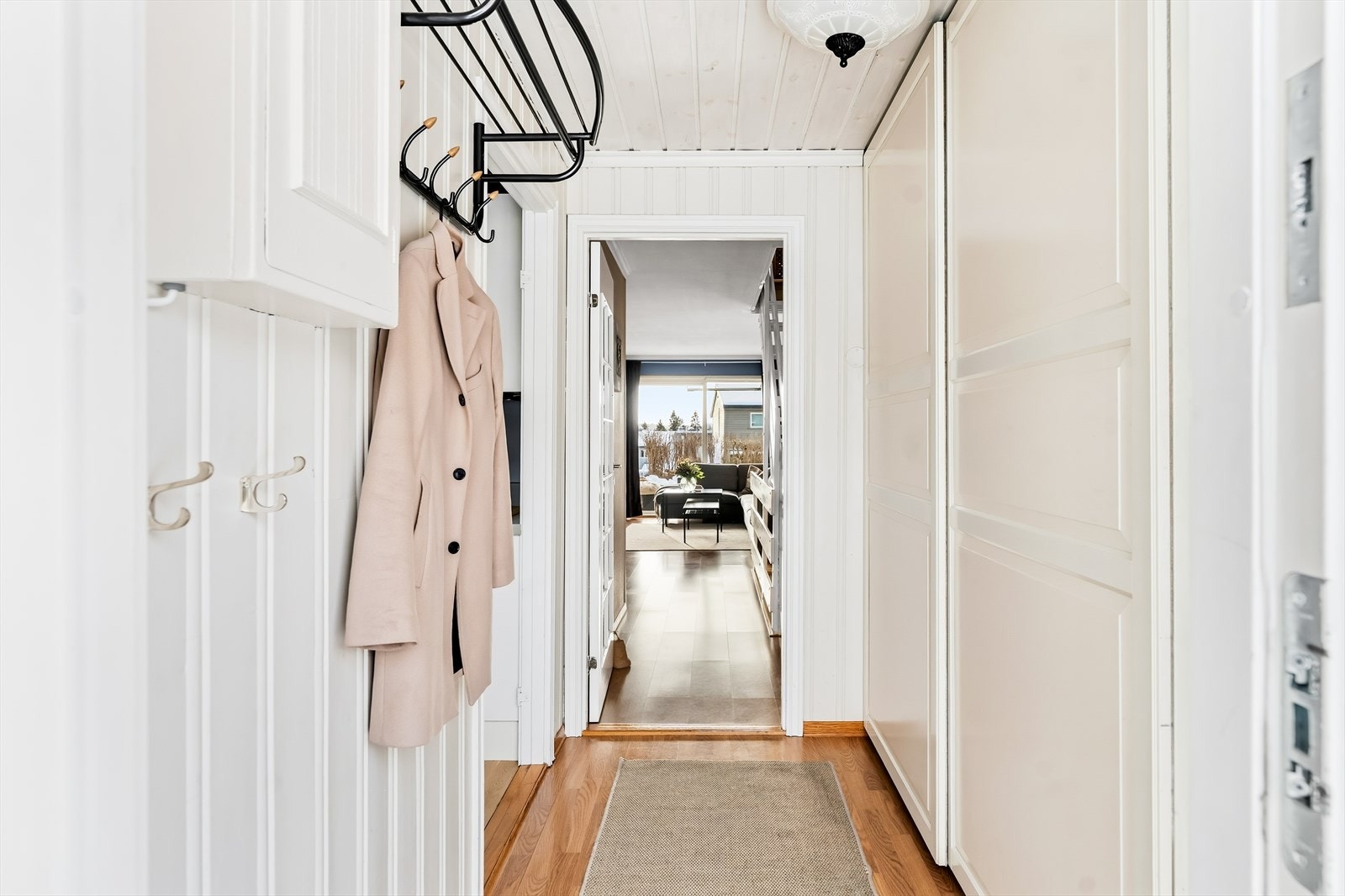 Yttertøy, sko og diverse kan enkelt ryddes bort i en praktisk skyvedørsgarderobe. Galleribilde