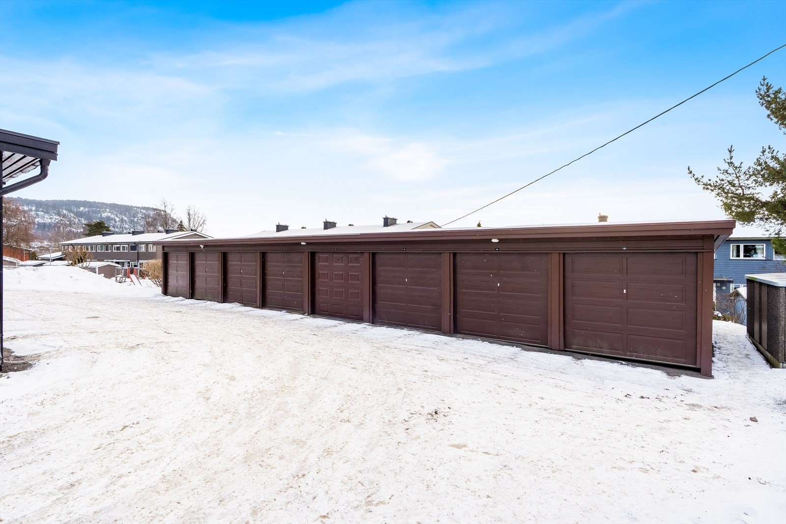 Parkering i garasje i rekke. Velforeningen har besluttet å rive eksisterende garasjerekker og oppføre nye. Se salgsoppgave. Galleribilde