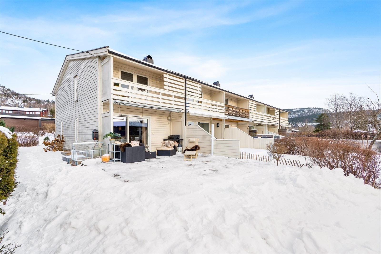 Fra stuen er det utgang til en terrasse på ca. 35 kvm med videre adkomst til hage med plen og beplantning. Galleribilde