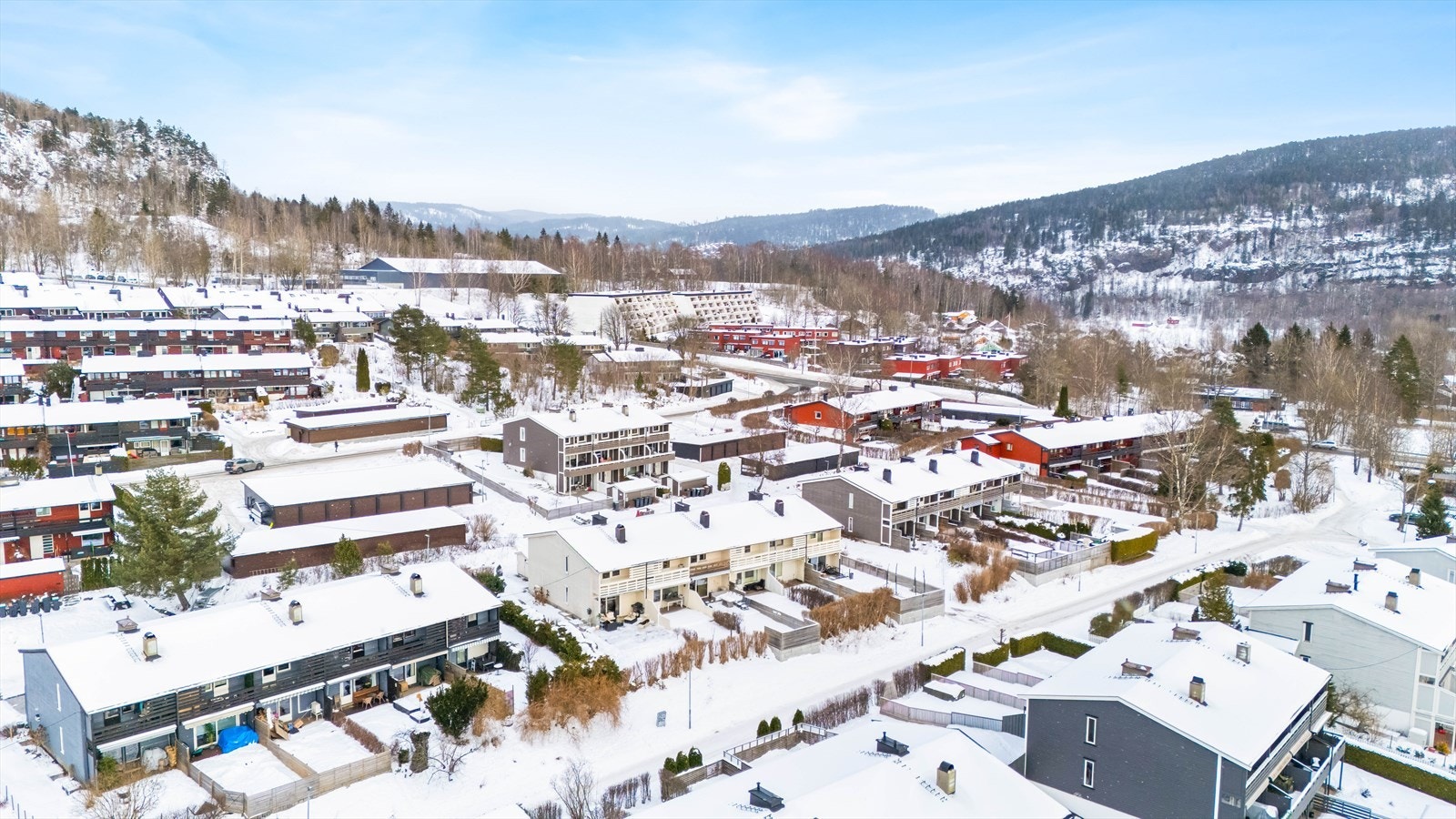 Samtidig har du umiddelbar nærhet til marka, idrettstilbud, offentlig kommunikasjon og Rykkin Senter. Galleribilde