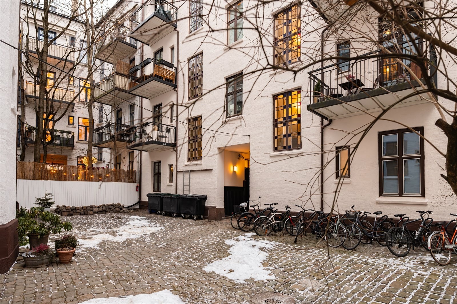 Hyggelig bakgård Galleribilde