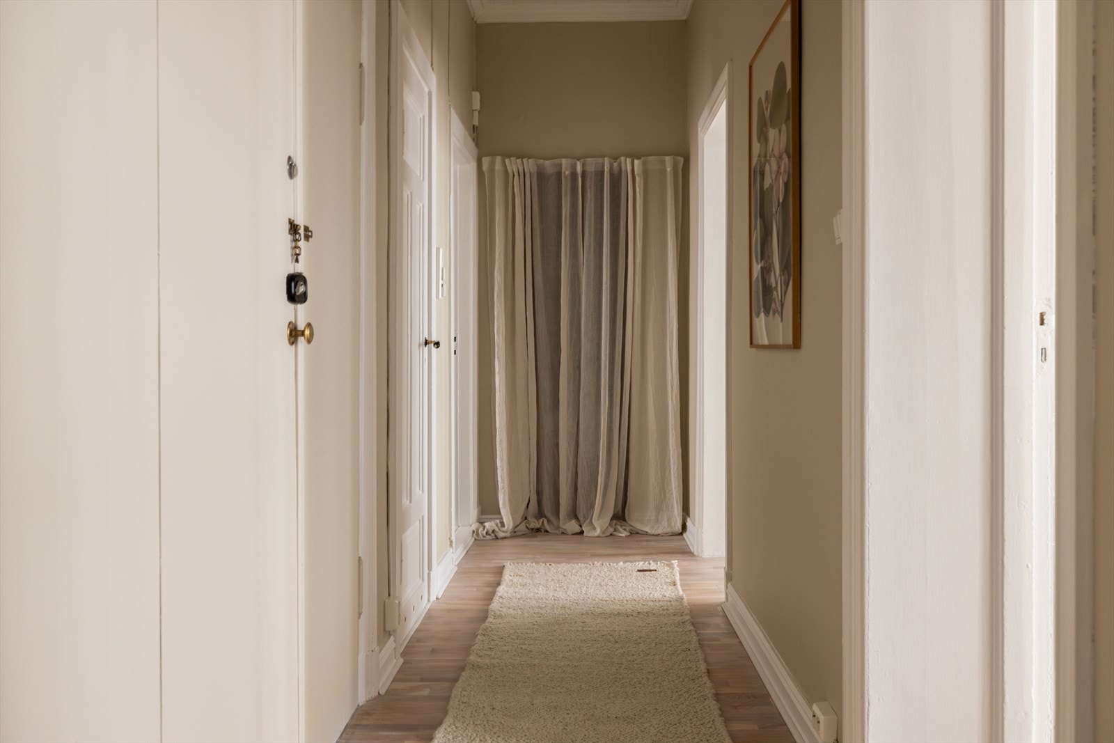 Romslig gang med et liten bod for oppbevaring. Man disponerer i tillegg en bod på loft 5 kvm og en i kjeller på 9 kvm Galleribilde