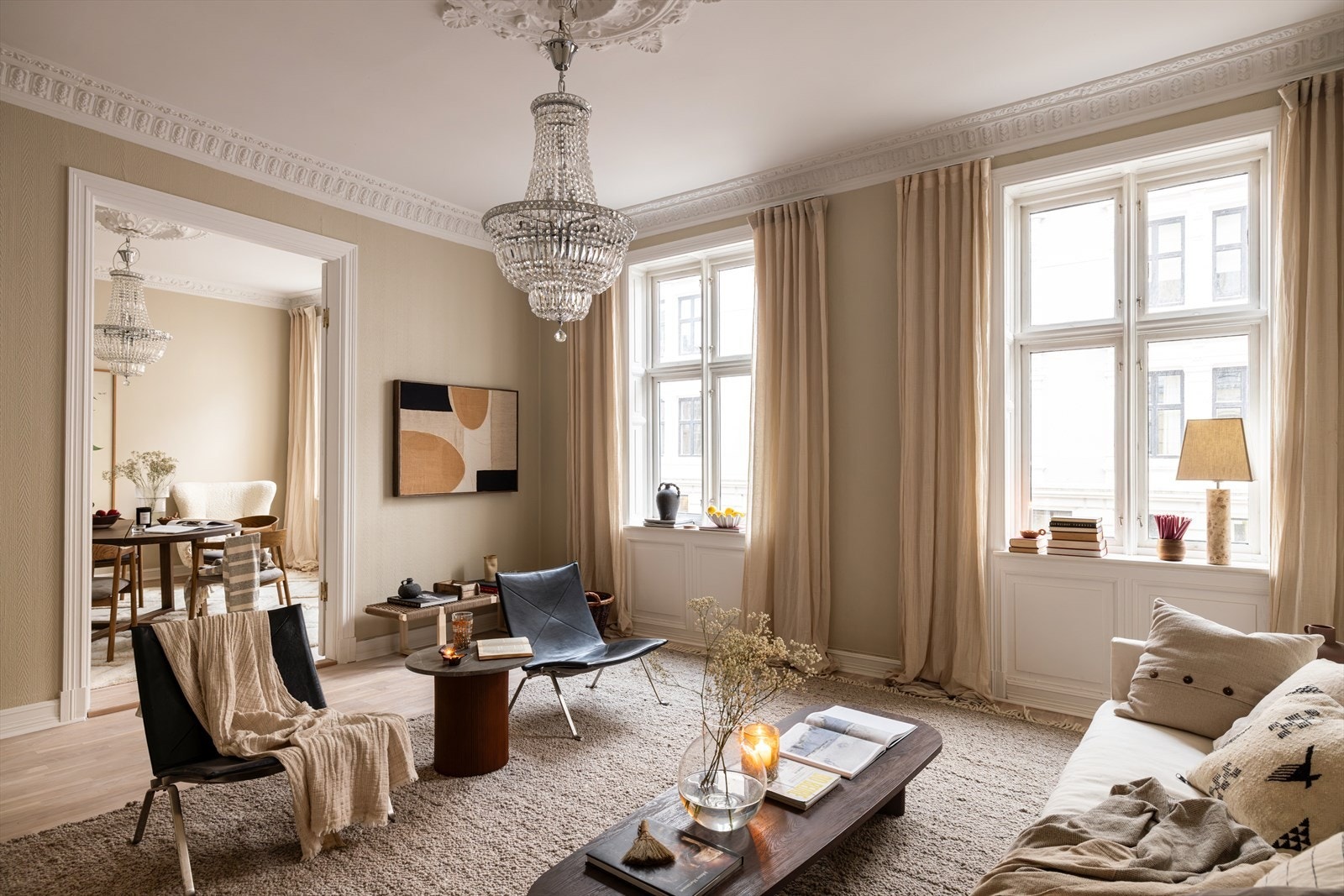 Leiligheten har store, flotte oppholdsrom og mange originale detaljer som stukkatur, rosetter og vakre trefyllingsdører Galleribilde