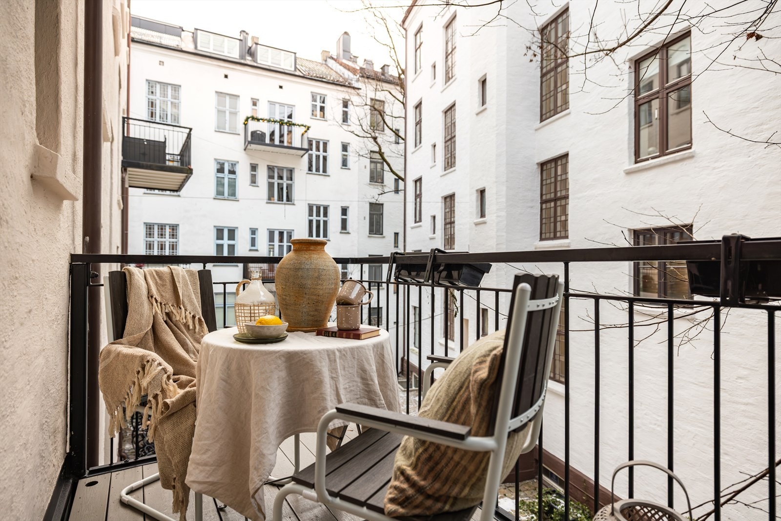 Solrik, romslig balkong på 4 kvm som er vendt mot grønn og hyggelig bakgård Galleribilde