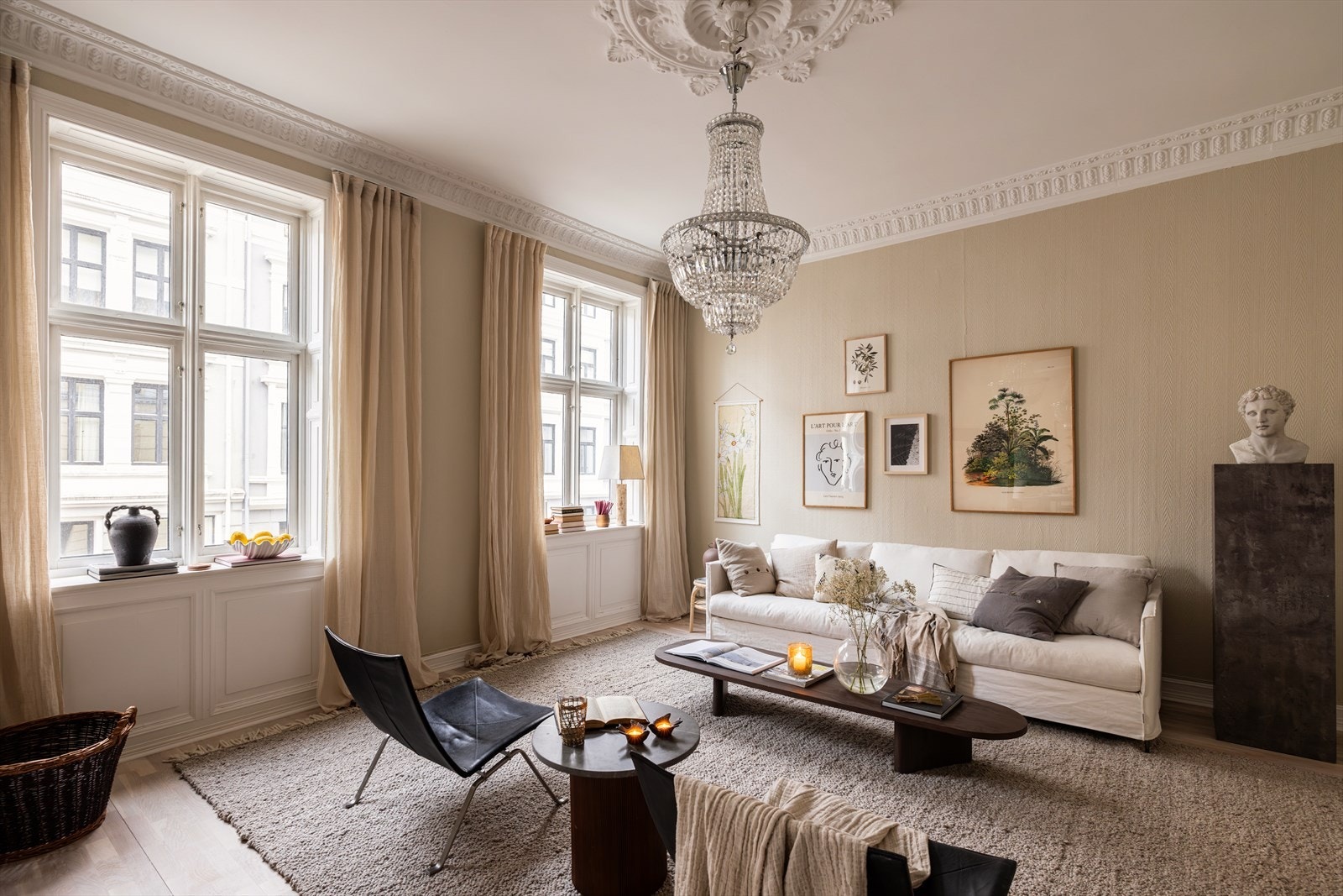 Masse naturlig lys og god takhøyde kombinert gir en fantastisk romfølelse Galleribilde