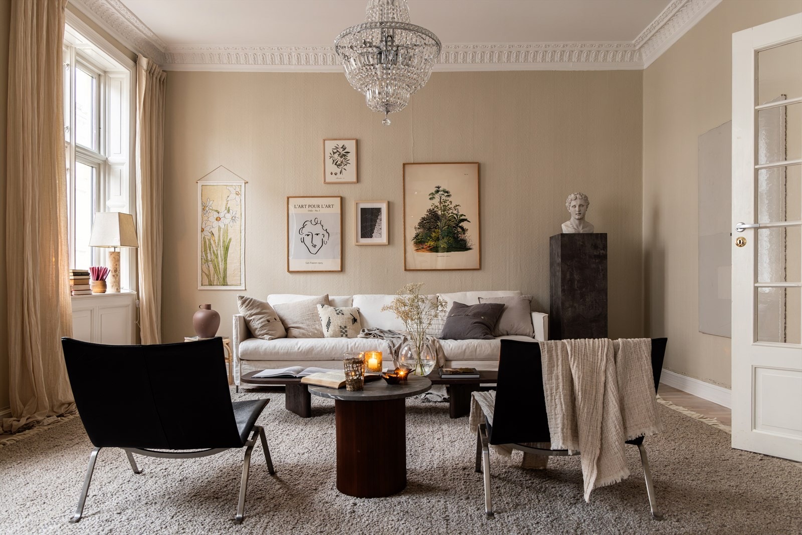 En lys, vakker og klassisk 4-roms leilighet i 2. etasje med en fin beliggenhet! Galleribilde