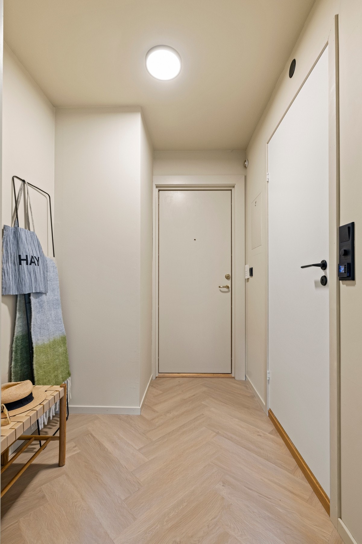 Entréen gir et ryddig og godt førsteinntrykk. Dør-calling med åpner gjør det enkelt å ta imot gjester Galleribilde