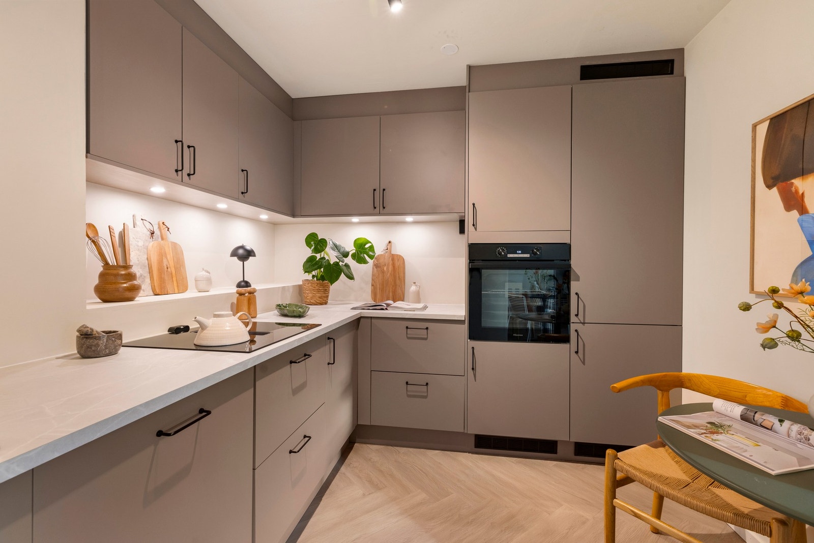 Kjøkkenet er utstyrt med integrerte hvitevarer bestående av stekeovn, kjøl/frys, platetopp og oppvaskmaskin. Ventilasjon er løst med kjøkkenventilator med kullfilter nedfelt i platetopp Galleribilde