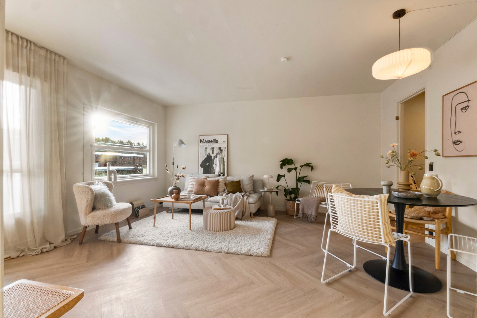 Leiligheten er pusset opp i 2026 og fremstår lys, moderne og funksjonell, med god planløsning. Galleribilde