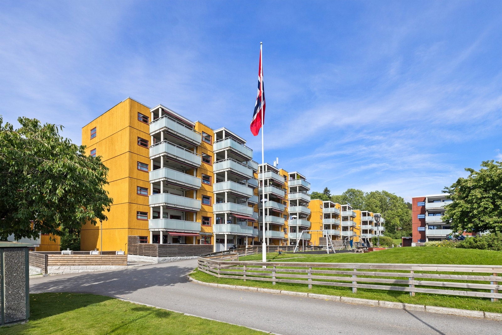 Boligen ligger i rolige og grønne omgivelser, med umiddelbar nærhet til Østmarka Galleribilde