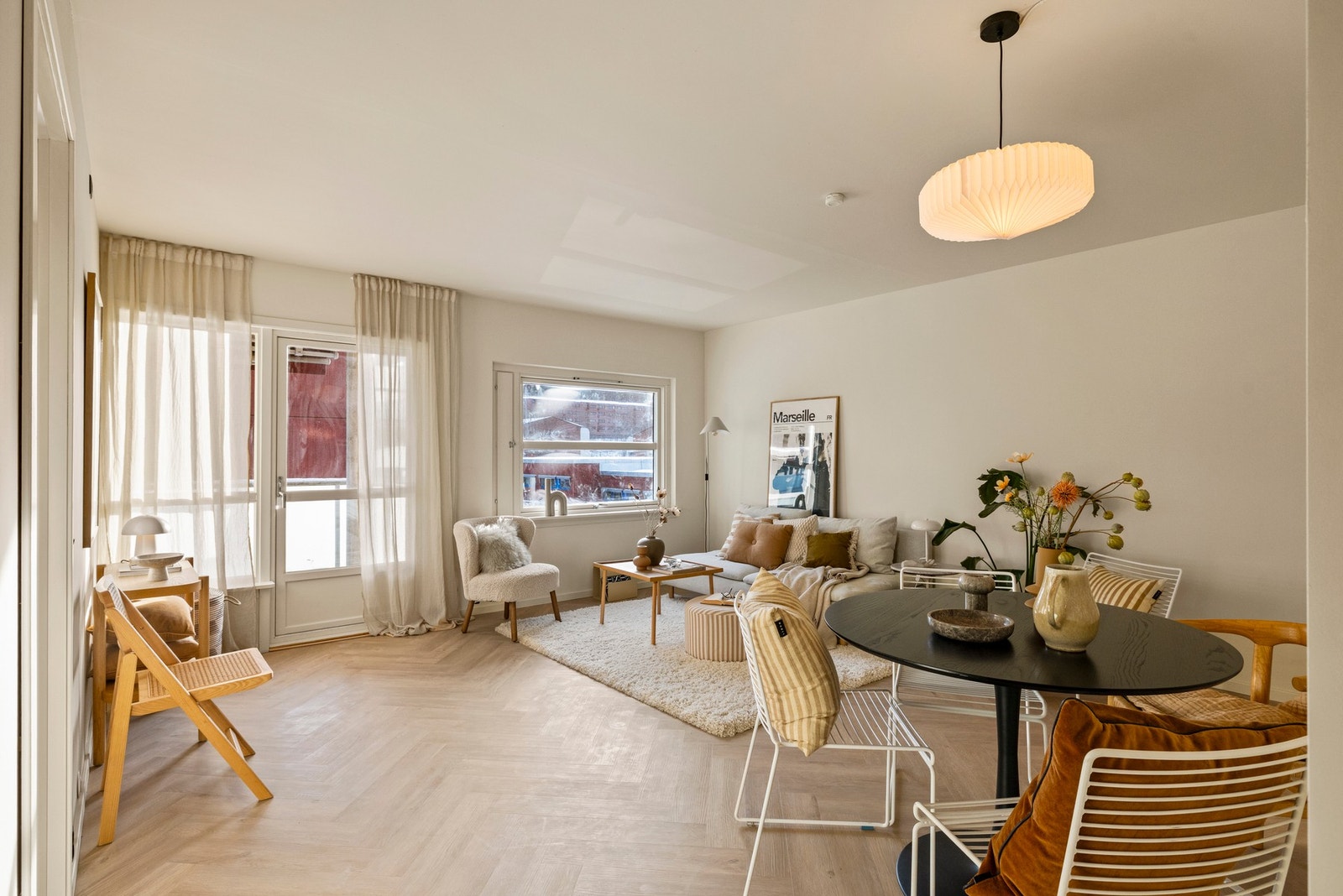 Velkommen til en innbydende og gjennomført 2-roms leilighet beliggende i 3. etasje i et veletablert borettslag på Lindeberg. Galleribilde