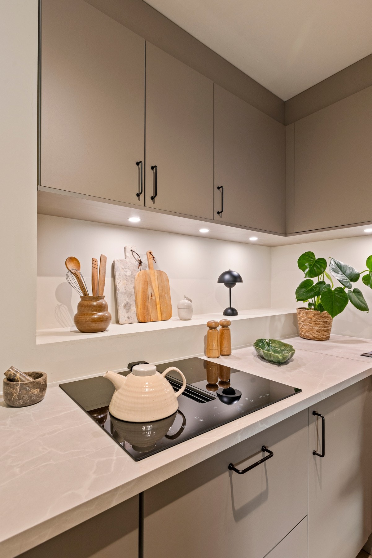 God belysning under overskap gir et behagelig og funksjonelt arbeidslys Galleribilde