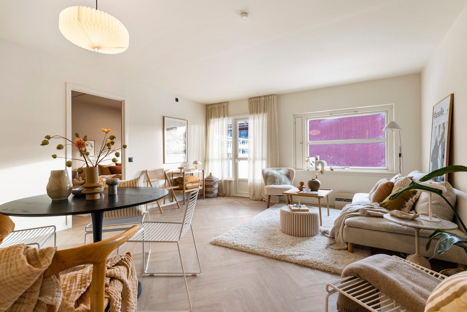 Stuen fremstår lys, luftig og svært trivelig, med store vindusflater som slipper inn rikelig med dagslys Galleribilde