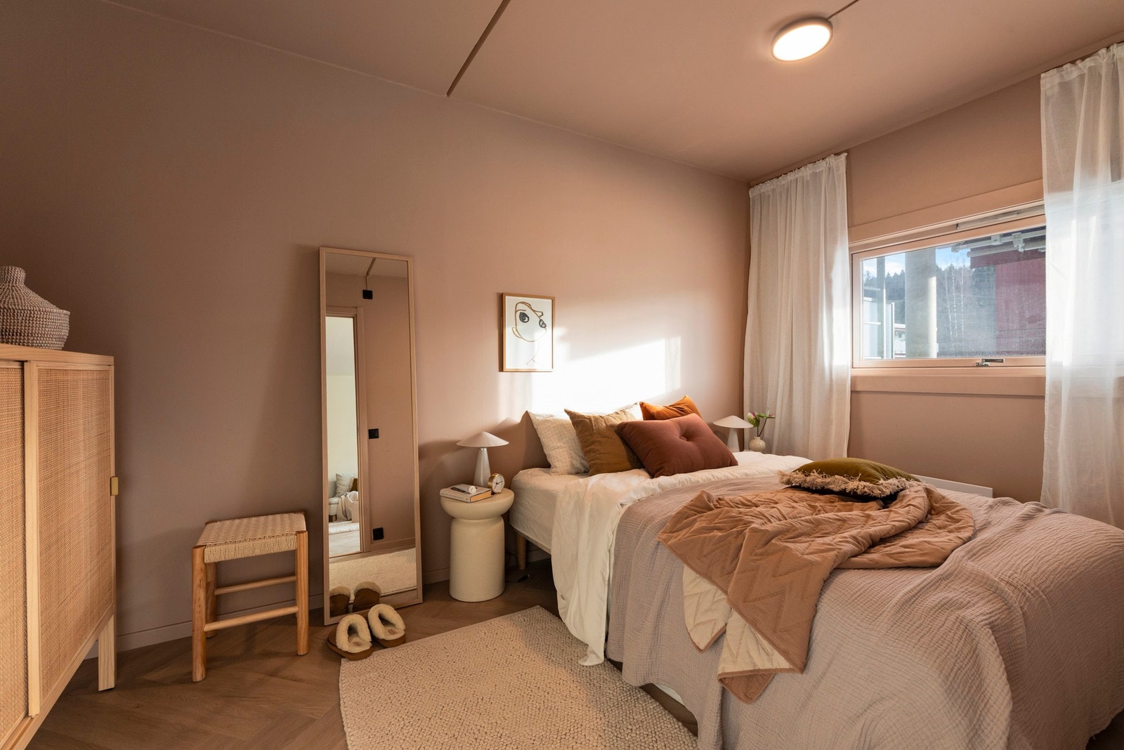 Lunt og trivelig soverom med plass til dobbeltseng og tilhørende møbler Galleribilde