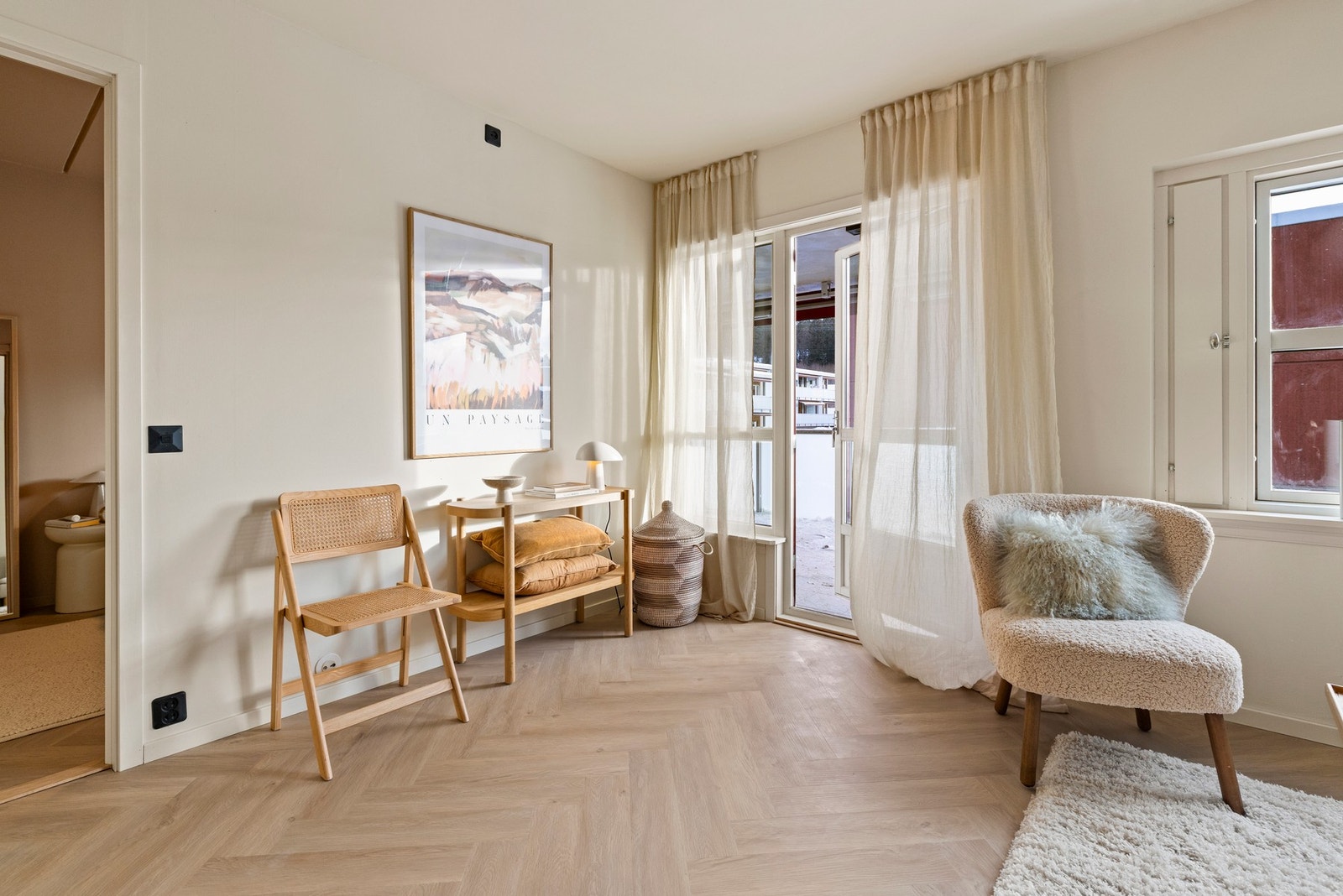 Fra stuen er det utgang til balkong, som fungerer som en naturlig forlengelse av oppholdsrommet i sommerhalvåret Galleribilde