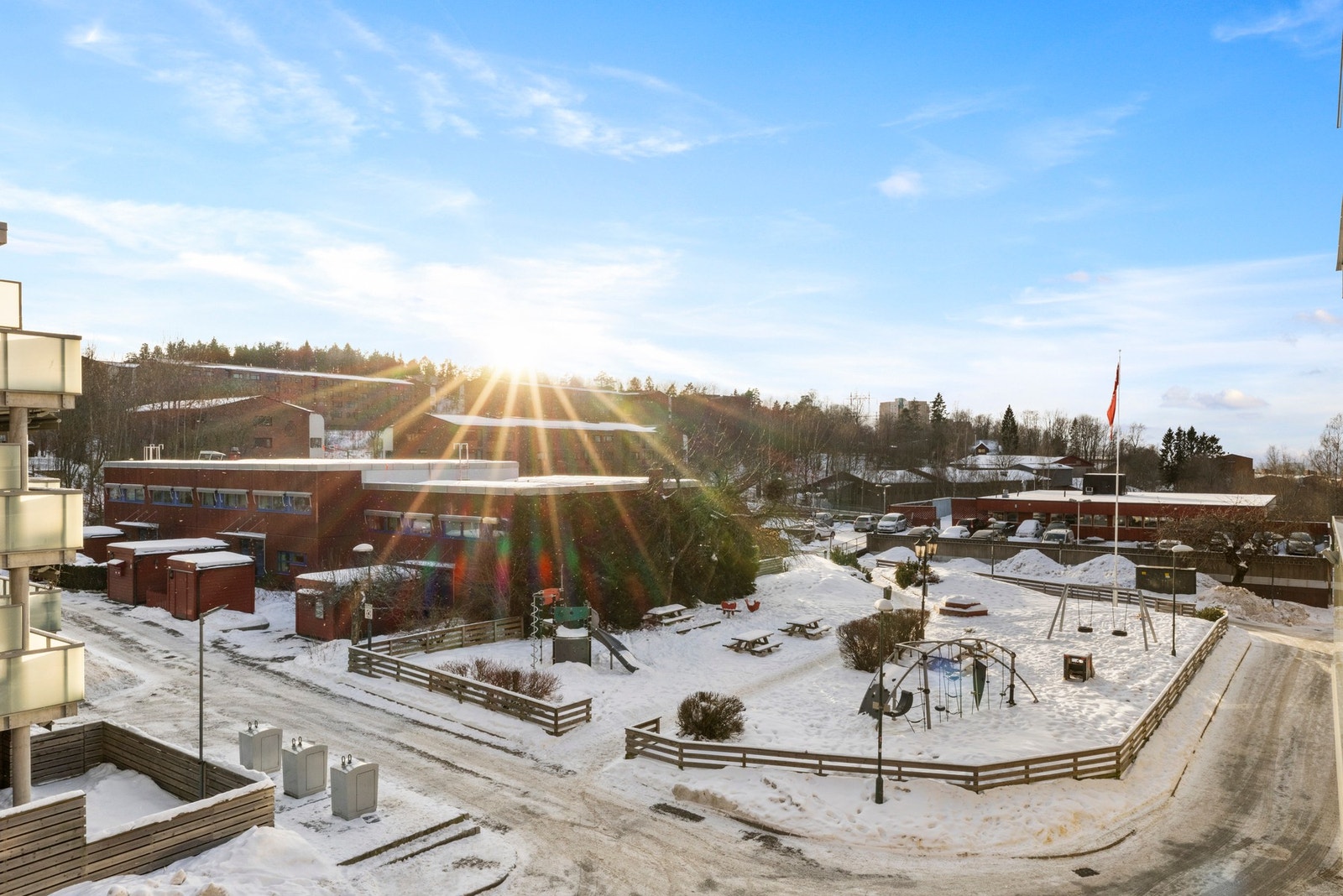 Balkongen ligger luftig til og byr på hyggelig utsikt mot fellesområder og nærområdet Galleribilde