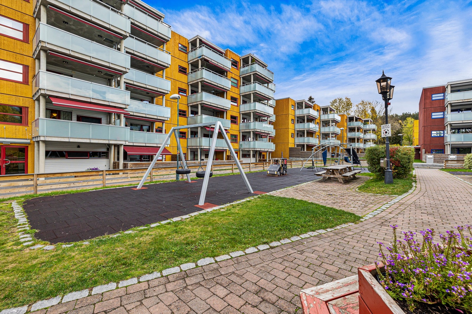 Trivelig fellesareal med lekeplass tilrettelagt for barn Galleribilde