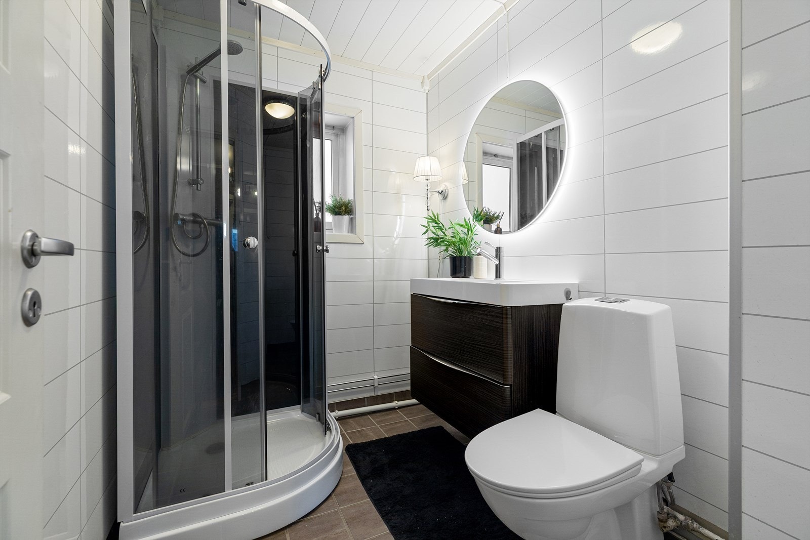 Badet ble pusset opp i 2014. Dusjkabinettet ble montert nytt i 2025, og toalettet i
2024. Galleribilde