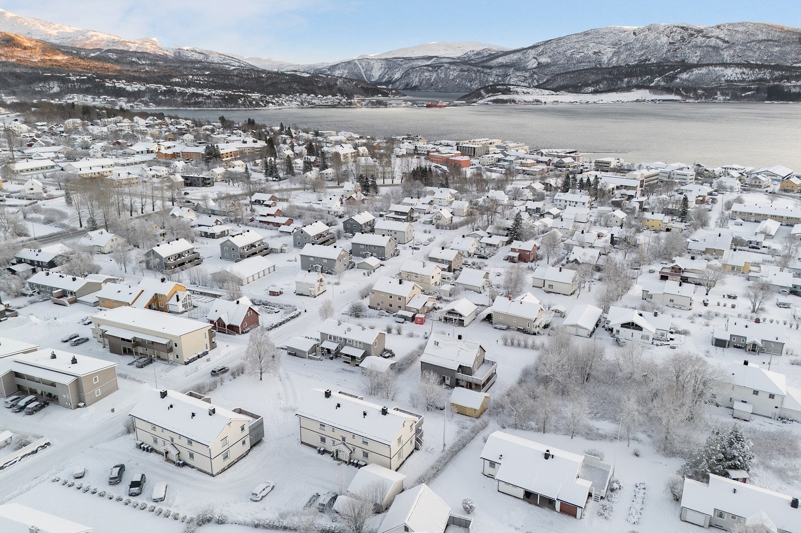 Leiligheten ligger ca. 650 m fra sentrum. Gangavstand til barnehage, skoler og Fauskebadet med badstue, boblebad, terapibasseng Galleribilde