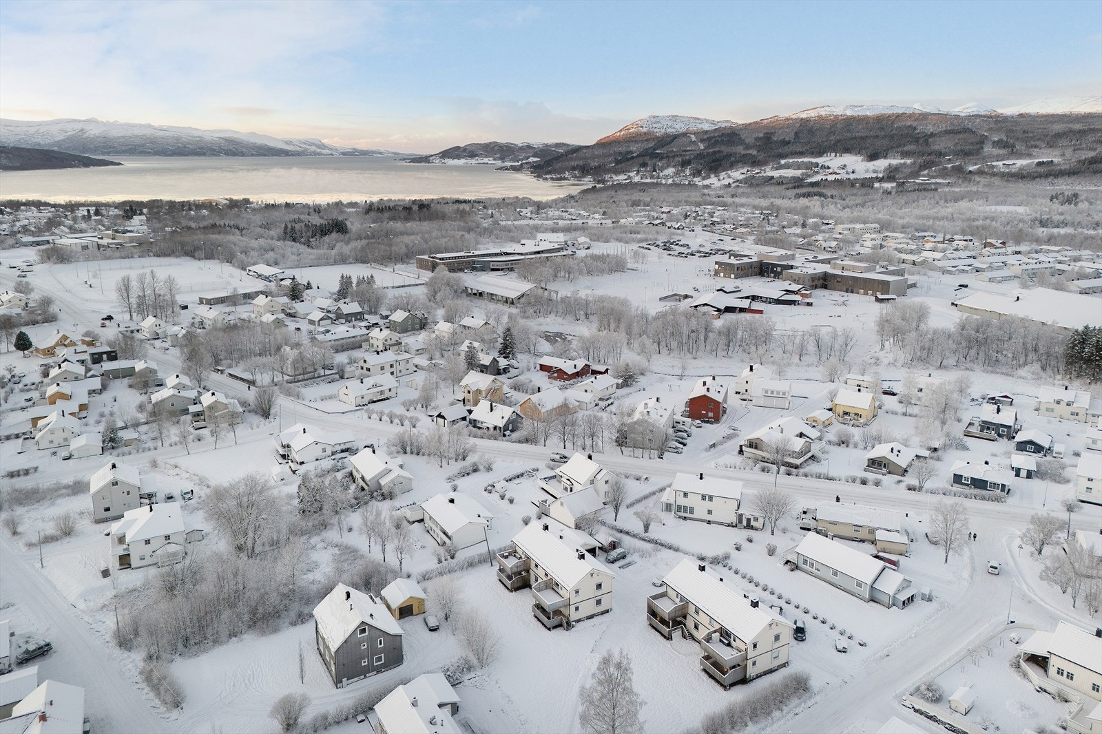Borettslaget har oppgradert husene betydelig utvendig med nytt taktekke, takhatter, takrenner, beslag, ny
vindsperre, og ny utvendig bordkledning i 2012. Ny drenering med utvendig knottplast, og nye vinduer og dører,
fra 2016 Galleribilde