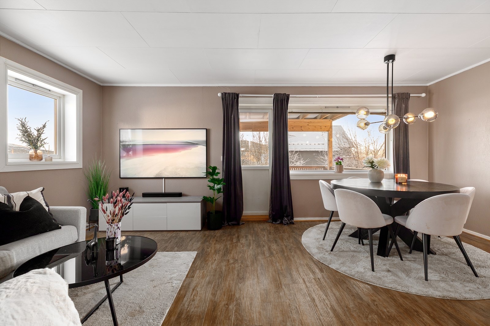 Utgang til balkong fra stuen Galleribilde